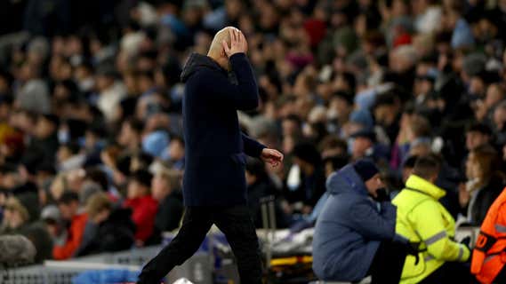 Guardiola se lamenta en el partido ante el City, que sufrió de lo lindo para clasificarse. /EFE