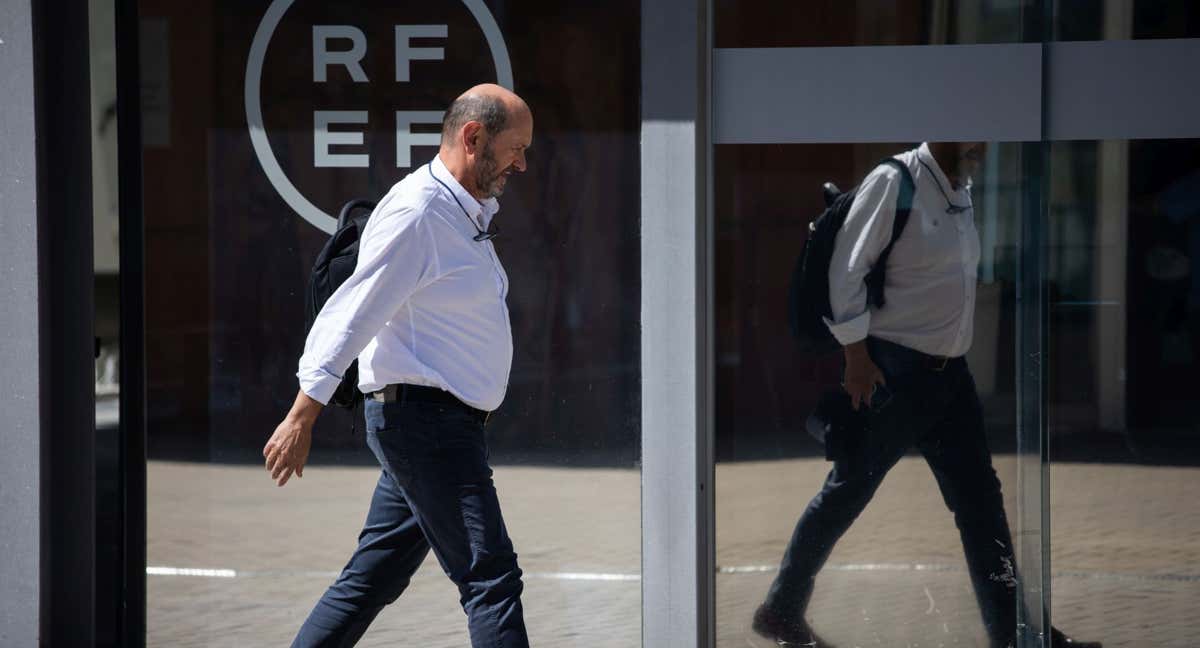 El presidente de la RFEF, Rafael Louzán, entrando a la Federación.