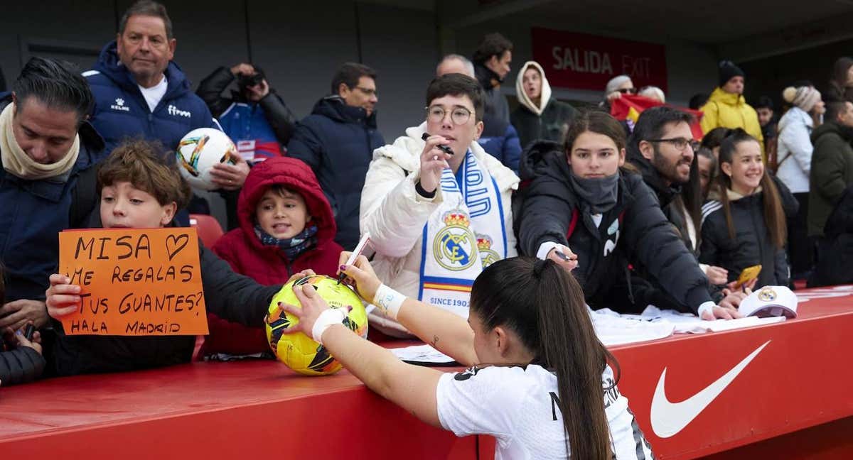 María Méndez firma un balón de una aficionado tras el derbi entre el Atlético de Madrid y el Madrid. /Liga F