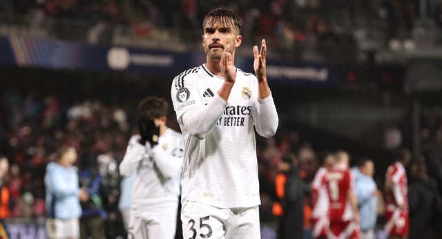 La cláusula con la que el Real Madrid blinda a sus canteranos bloquea a Raúl Asencio