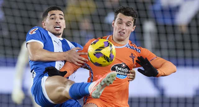 Borja Iglesias, Iker Losada y Tasos Douvikas, el triángulo que une a Betis y Celta en el mercado