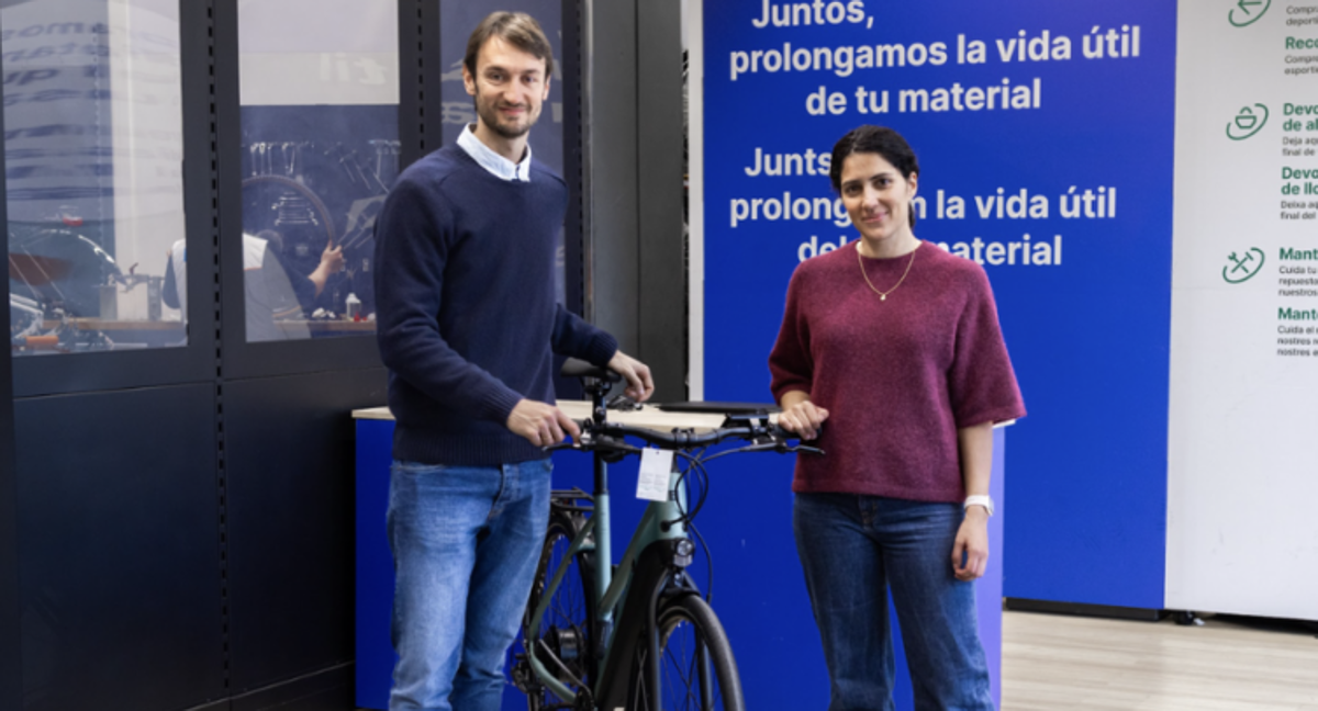 Adrián Hervella, CSO de Decathlon España, y Sara Van-Deste, directora de Desarrollo de Negocio y Vendedores Profesionales en Wallapop. /DECATHLON