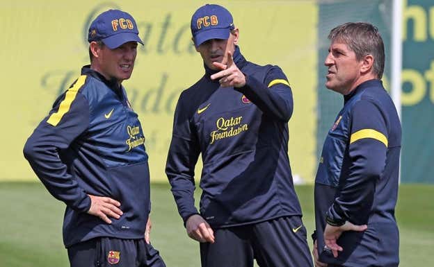 Roura, a la derecha, escucha atentamente las indicaciones de Tito Vilanova.  FC Barcelona