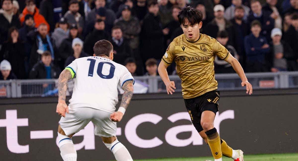 Takefusa Kubo encara a un rival en un partido de Europa League./EFE