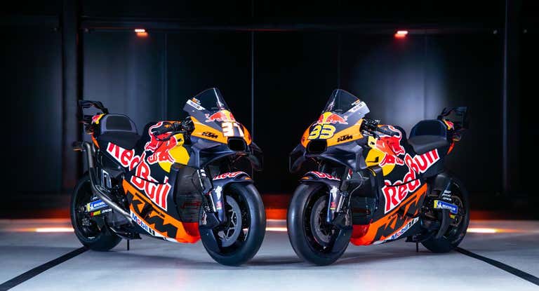Las motos de KTM en la presentación.