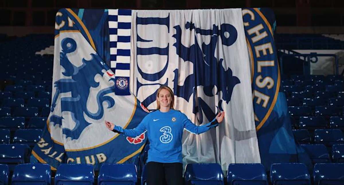 Keira Walsh posa como jugadora del Chelsea tras salir del Barça en este mercado invernal. /CHELSEA FEMENINO