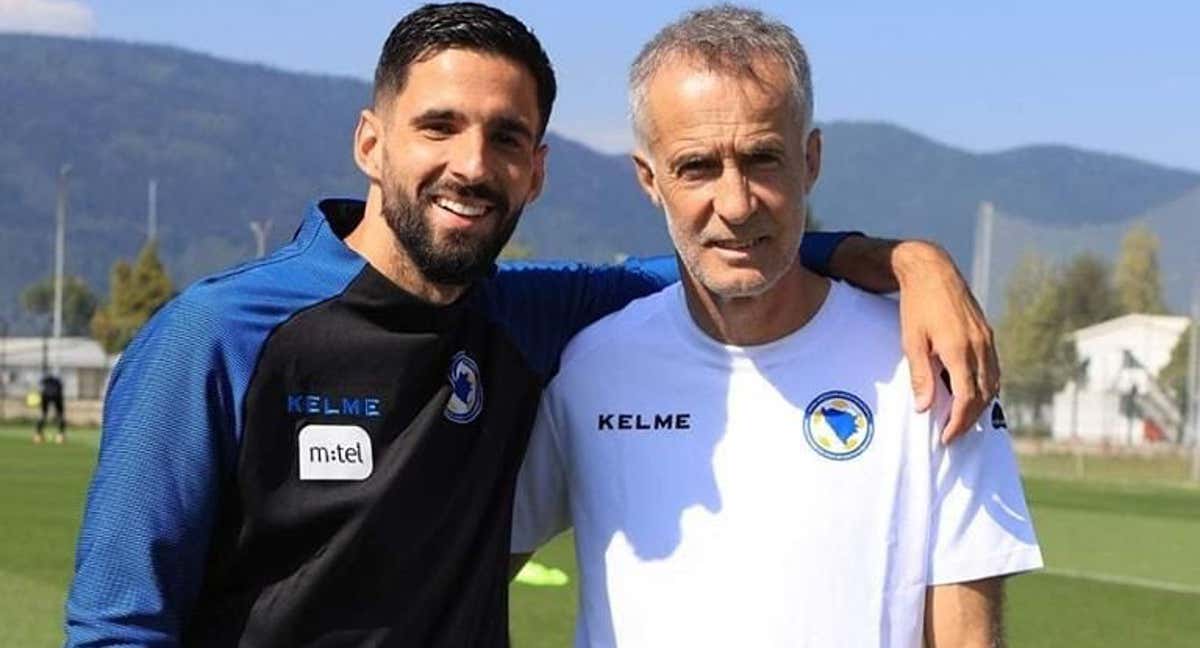 Kenan Kodro posa junto a su padre Meho así de sonriente.