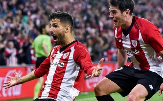 Kenan Kodro celebra junto a ibai Gómez uno de los goles que hizo con el Athletic Club.  DV
