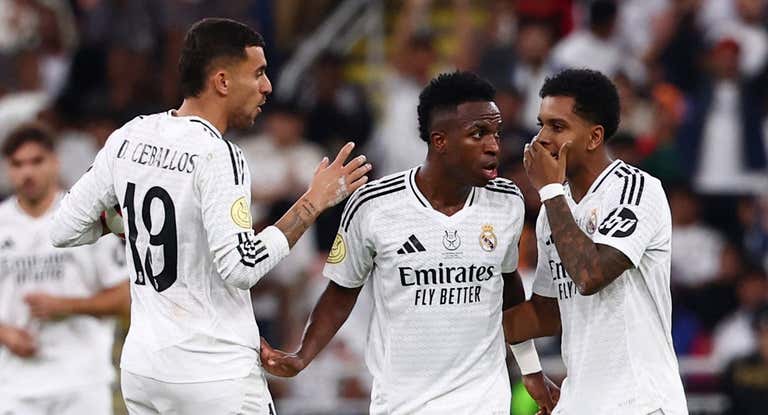 Rodrygo, Vinicius y Ceballos dialogan durante la final de la Supercopa de España en Yeda.
