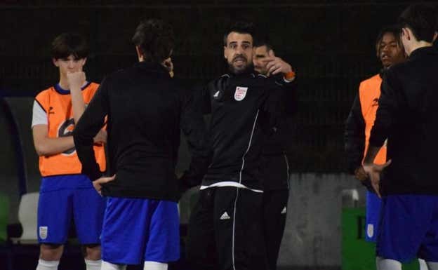 Beñat da instrucciones a sus jugadores con la selección de Euskadi. @EFF_FVF