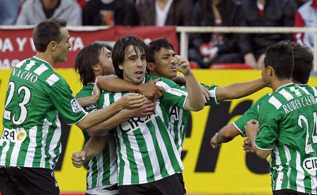 Beñat celebra uno de sus goles al Sevilla. Archivo