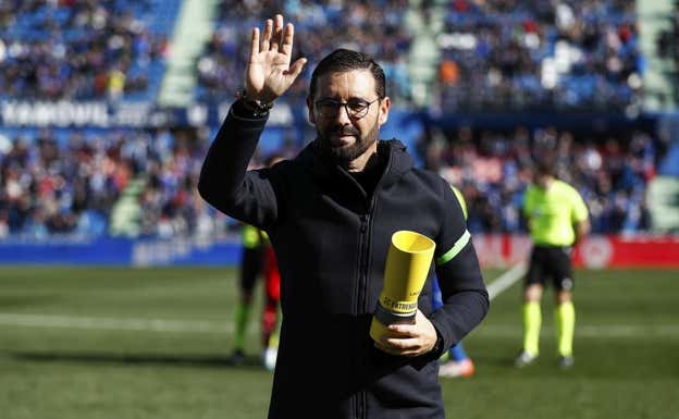 Bordalás recogiendo el premio a mejor entrenador del mes de LaLiga.  Getafe CF