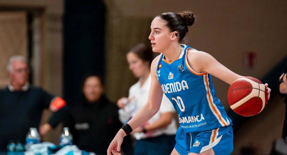 Iyana Martín, en un partido de Euroliga con el Perfumerías Avenida. /FIBA