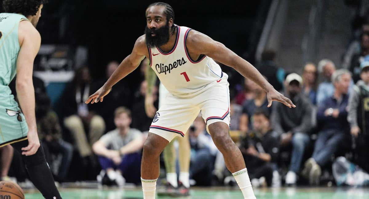 James Harden trata de defender a Micic en el último duelo contra los Hornets./Reuters