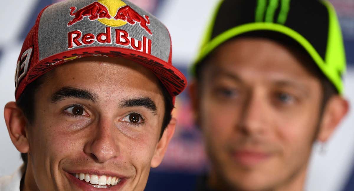 Marc Márquez y Valentino Rossi durante una conferencia de prensa./AFP