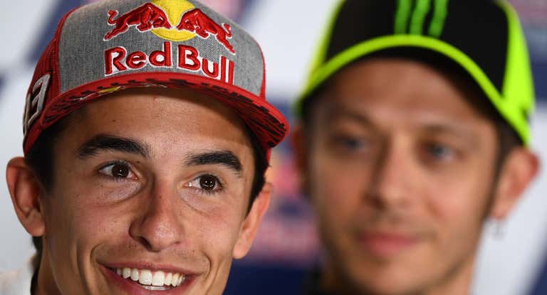 Marc Márquez y Valentino Rossi durante una conferencia de prensa.