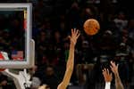 Victor Wembanyama despliega sus alas por encima de los 3,30 y confirma la invasión alienígena de la NBA