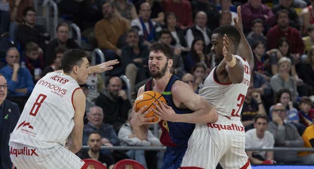 El BAXI Manresa da un clínic de baloncesto ante el Barça en el Palau