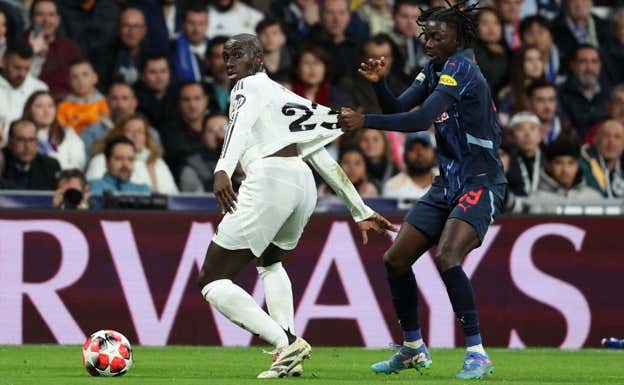 Mendy, ante el Salzburgo.  REUTERS