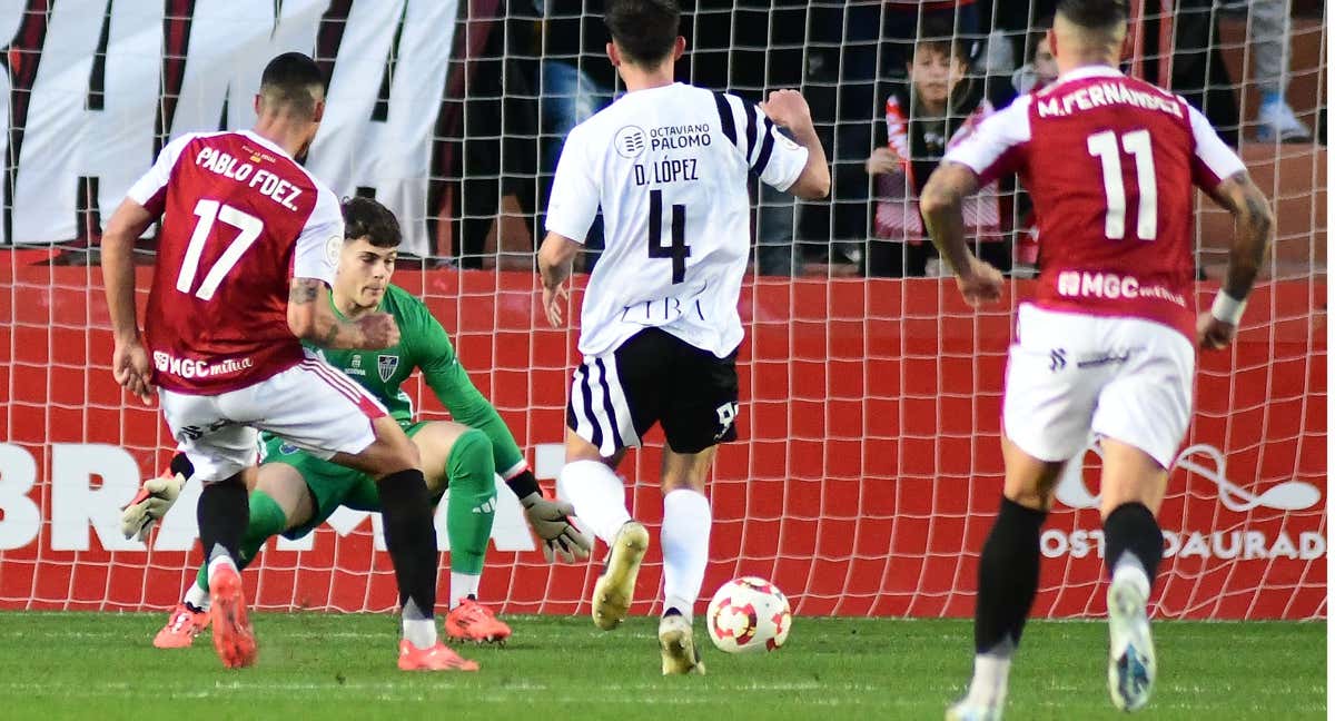 El delantero del Nástic Pablo Fernández mete un gol en la portería de Héctor Oliva./