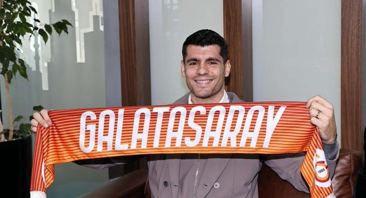 Morata posa con una bufanda de su nuevo equipo, el Galatasaray. /GALATASARAY