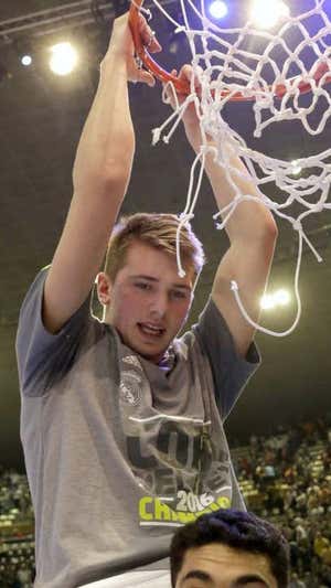 Un Luka Doncic todavía adolescente tras ganar la Copa de 2016. Efe