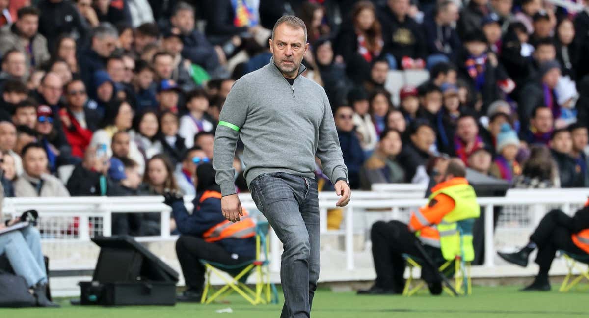 Hansi Flick en el área técnica durante el partido contra el Alavés.