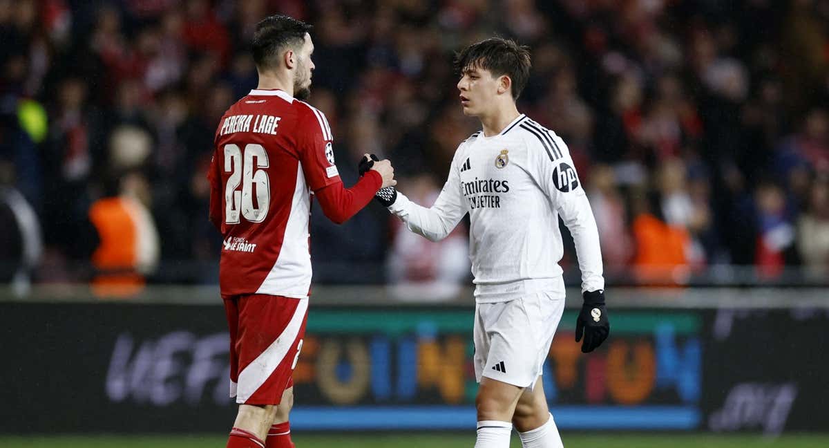 Güler choca la mano con Pereira Lage durante el partido ante el Brest, el último en el que participó. /REUTERS