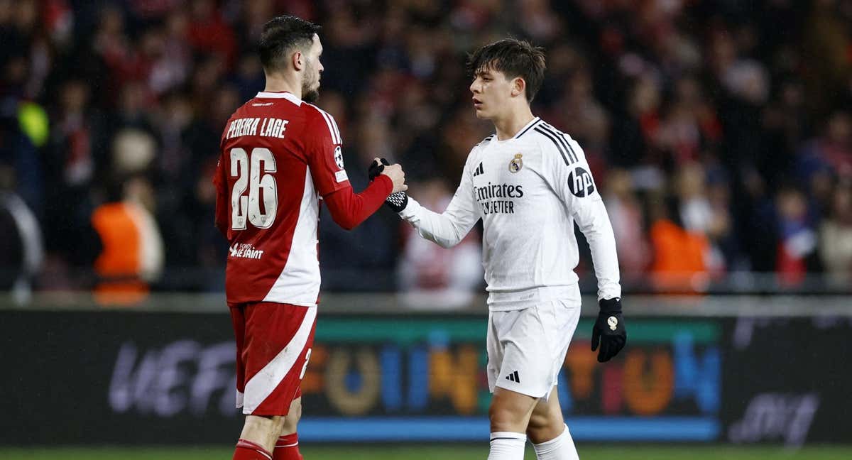 Güler choca la mano con Pereira Lage durante el partido ante el Brest, el último en el que participó.
