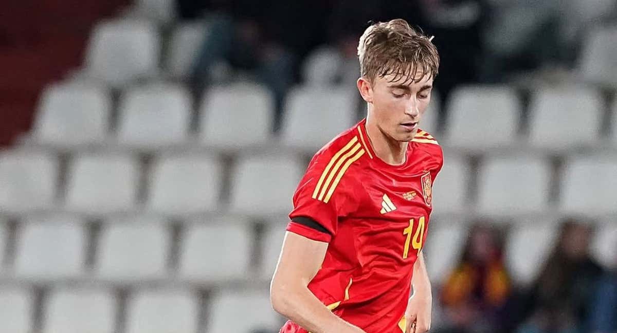 Huijsen jugando un partido con la Sub-21.