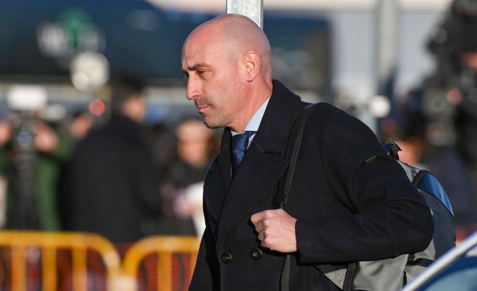 ¿Puede entrar en prisión Luis Rubiales? A qué condena se enfrenta el expresidente de la RFEF
