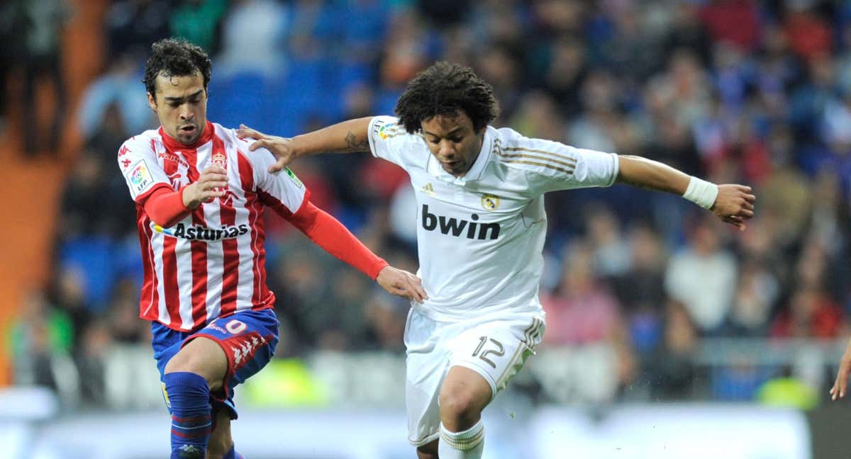 Miguel de las Cuevas disputa un balón a Marcelo en un encuentro ante el Madrid en el Bernabéu. /Getty Images