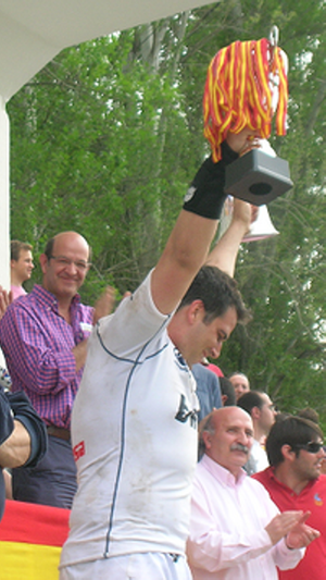 El capitán Diego Pérez levanta la copa de campeón. FERUGBY