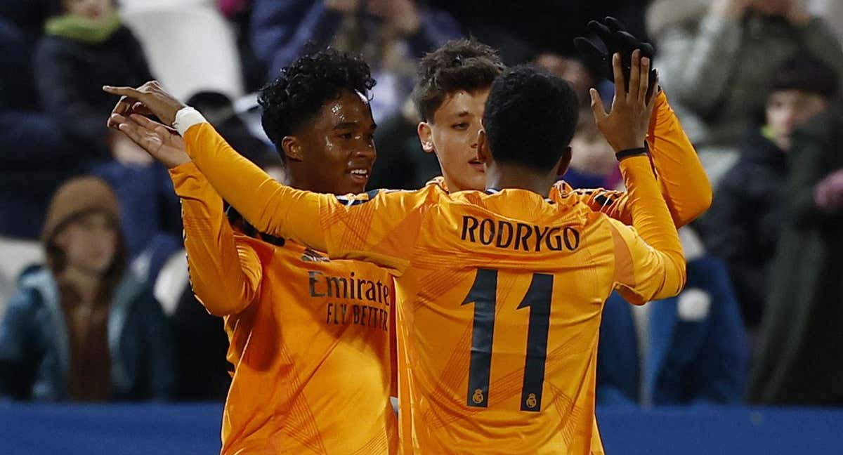 Endrick celebra su gol con Rodrygo y Arda Güler. /REUTERS