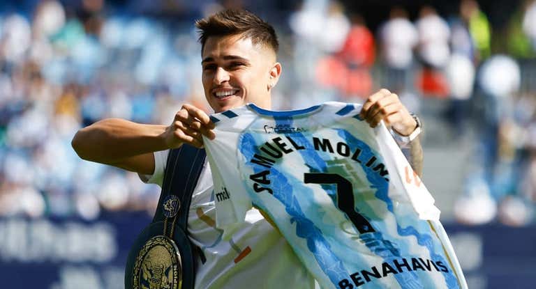 Samuel Molina, tras hacer el saque de honor en un partido del Málaga.