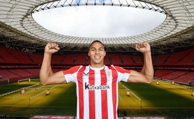 Sannadi, con la camiseta rojiblanca en San Mamés. Athletic Club