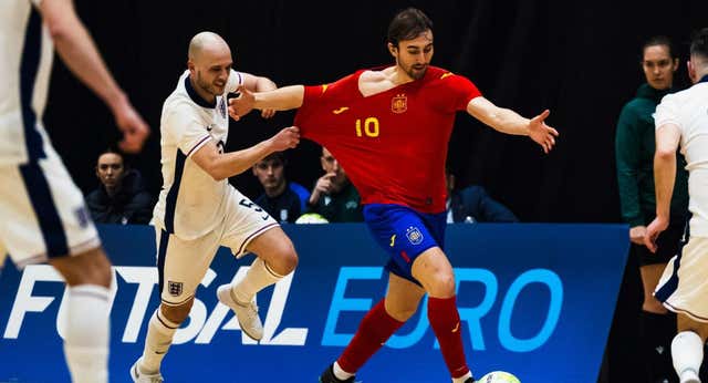 España golea a una rocosa Inglaterra (0-6) en un duelo inédito
