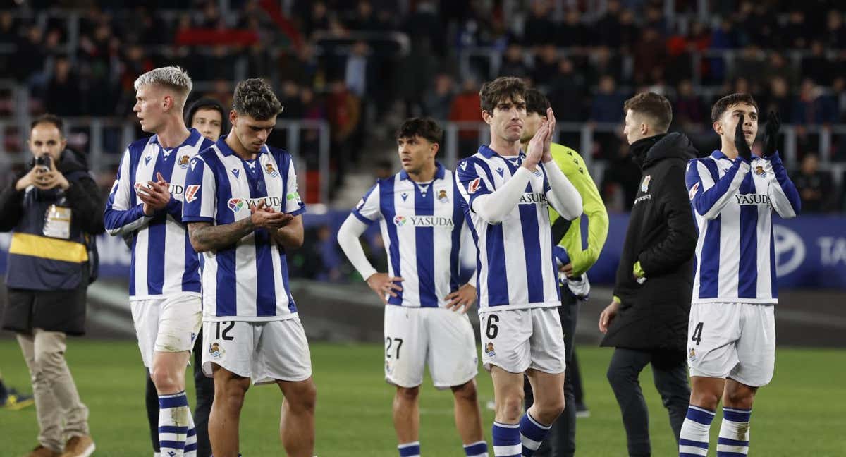 Jugadores de la Real Sociedad tras la reciente derrota con Osasuna en LaLiga. /EFE