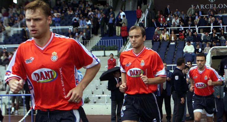 Jankauskas, khokhlov y Arif Erdem saliendo al césped de Montjuic vestidos con la segunda equipación del Espanyol.