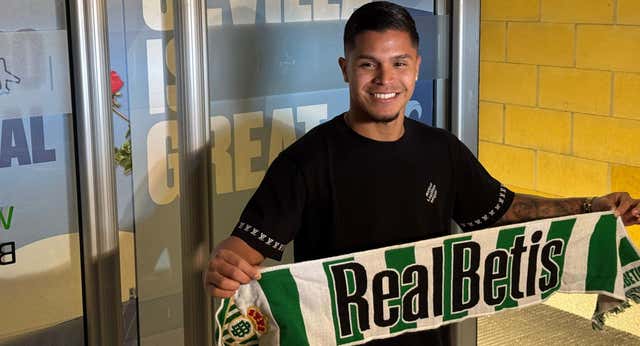 Llegó Cucho Hernández, la gran apuesta para el gol del Betis