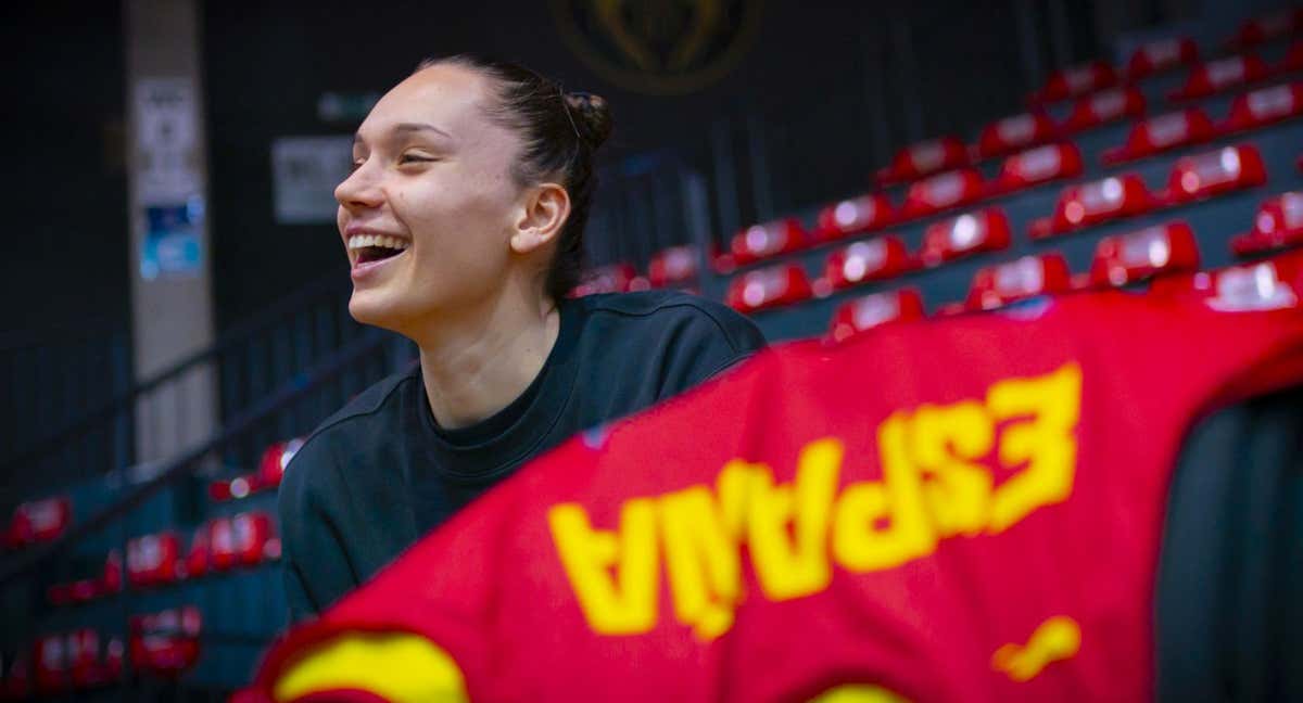 Irati Etxarri sonríe con la camiseta de España en su primer entrenamiento en Viena./FEB | A. Nevado