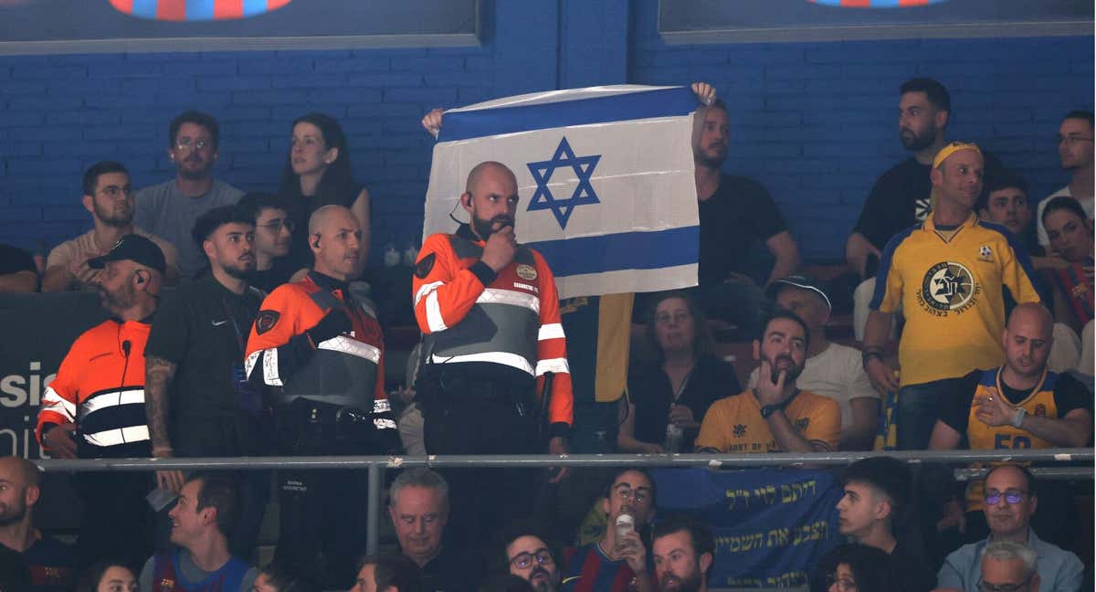 La afición del Maccabi muestra una bandera de Israel en el duelo del curso pasado./AFP