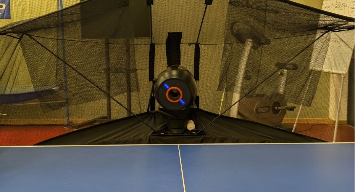 El robot que utiliza el tenis de mesa en el CAR de Sant Cugat.