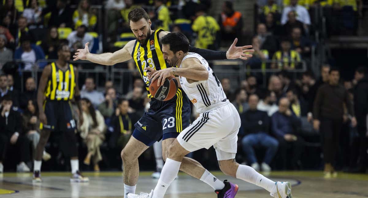 Guduric frena a Campazzo durante el partido. /GETTY IMAGES