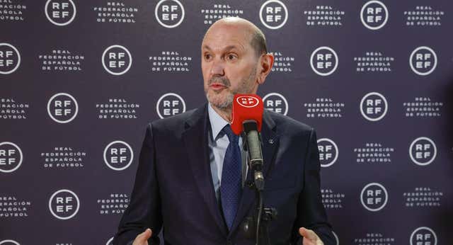 Rafael Louzán adelanta un «cambio de modelo» en el arbitraje y se acuerda del Real Madrid: «Hay un club que iba a asistir y después dijo que no»