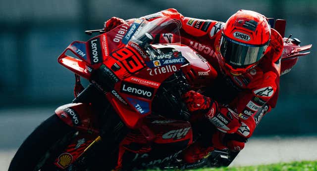Marc Márquez suma su primera caída como piloto oficial de Ducati: «Es prueba-error, es de lo que se trata»