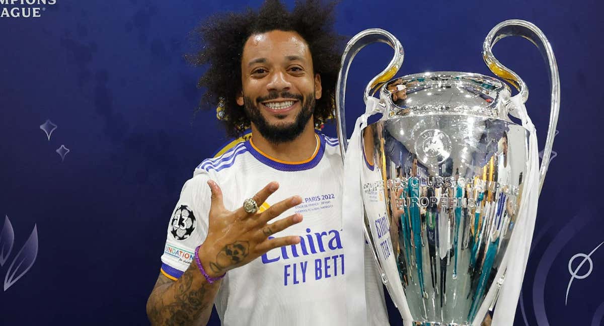 Marcelo enseña la última de las cinco Champions League que ganó./Getty Images