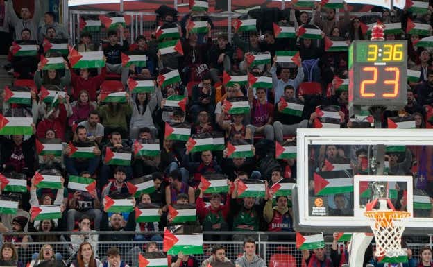Aficionados del Buesa Arena con banderas de Palestina.  EP