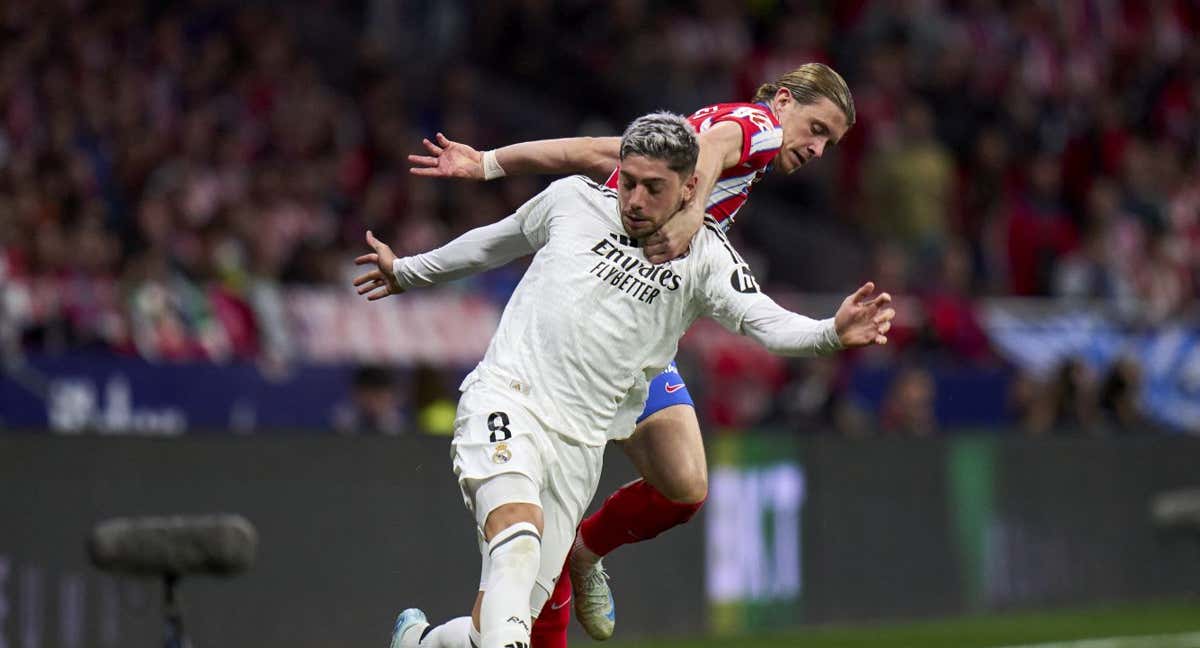 Valverde y Gallagher pugnan por el balón en el partido de ida. /Getty Images