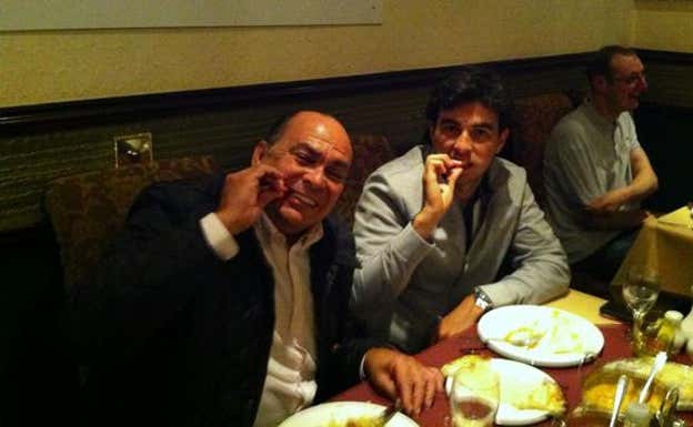 Checo Pérez, junto a su padre en Khushboo. X